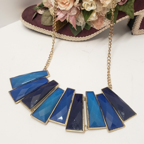 Jewelry - Gorgeous Vibrant Blue tone Statement Necklace